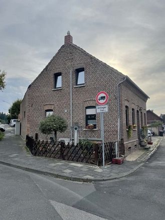 Ein Haus mit roter Außenfassade